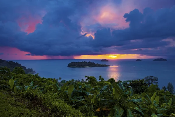 Lloviendo sobre el mar azul al atardecer koh chang island trad east — Foto de Stock