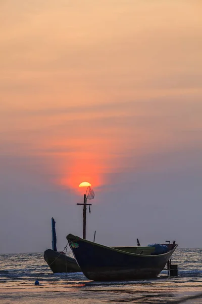 Рибальський човен і сонце встановили небо в Коні-Аоу мали вибір плавний районг е — стокове фото