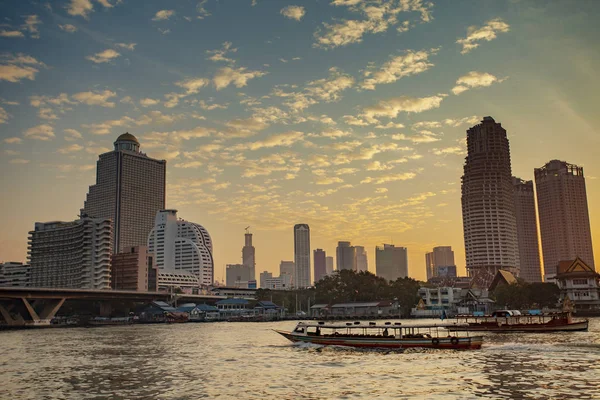 BANGKOK THAILAND - JANEIRO 14: belo cenário de chaopraya r — Fotografia de Stock