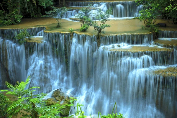 Hauy mae kamin Wasser fällt in tiefen Wald Nationalpark kanchana — Stockfoto
