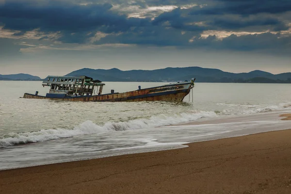 Sea scape of wreck boat on beach — Stock Photo, Image