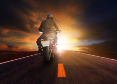 adam yolda yaşam tarzı seyahat için motosiklet binme