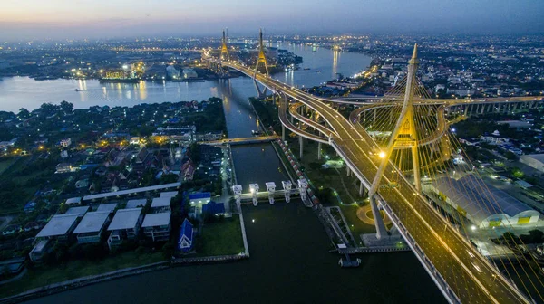 Flygfoto över bhumibol bridge i bangkok thailand — Stockfoto