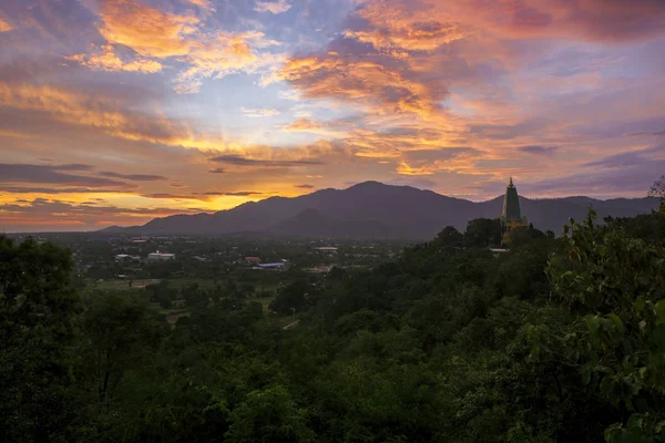 Krásná krajina slunce, které vychází oblohy a buddha pagoda v chonburi — Stock fotografie