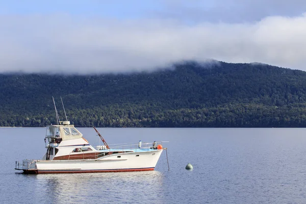 Yachtboot im Fjord-Nationalpark Neuseeland — Stockfoto