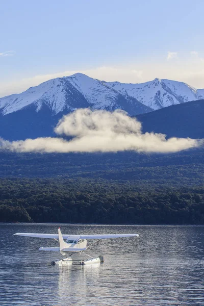 Wasserflugzeug schwimmt im See te anau fiordland nationalpark neu — Stockfoto