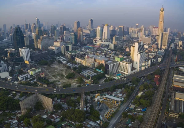 Flygfoto över bangkok thailand kapital skyline i hjärtat av affärs — Stockfoto