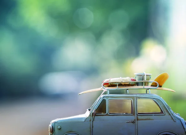 Old classic retro car with surf board and beach  tool on roof ag — Stock Photo, Image