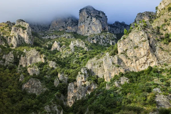 पॉजिटानो दक्षिण इटली में शीर्ष पर चट्टान पर्वत और धुंधले बादल — स्टॉक फ़ोटो, इमेज