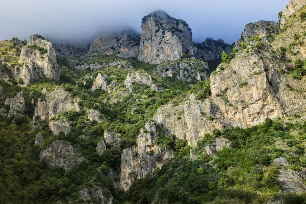 Rock mountain and foggy clouds on top in positano south italy — Stock Photo, Image