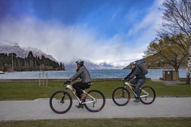 Queenstown Yeni Zelanda - 6 Eylül: turist binicilik bisiklet bir