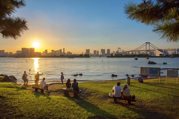 ODAIBA TOKYO JAPAN - SEPTEMBER12 :  people relaxing with sun set — Stock Photo, Image