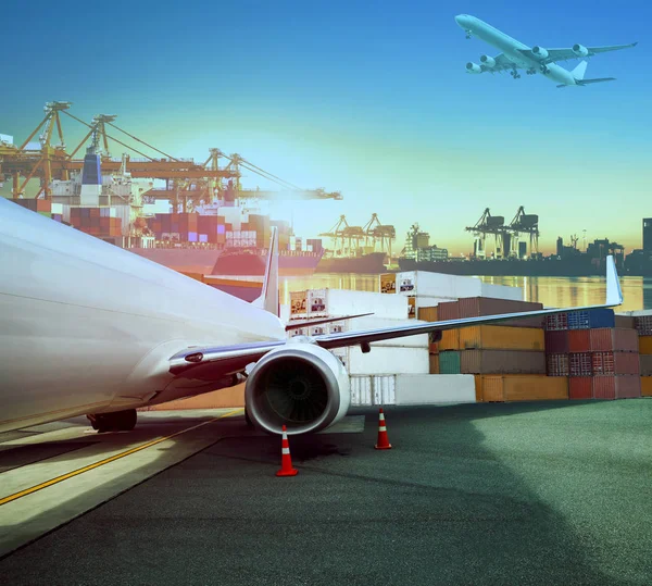 Contêiner de carga de avião e navio para logística e transporte — Fotografia de Stock