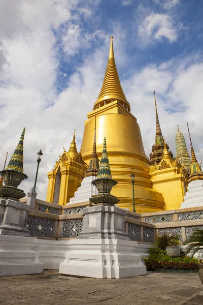 Golden pagoda grand palace important worship and traveling desti — Stock Photo, Image