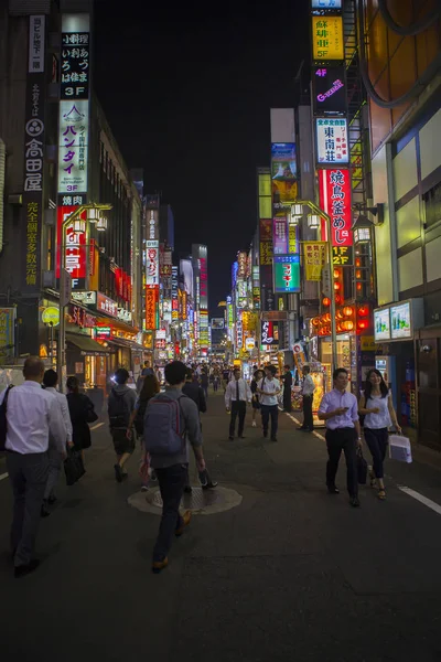 Japonia Tokio Shinjuku - 11 września: ludzi i nocne życie w shinjuku ważne podróży przeznaczenia i zakupy w sercu Tokio 11 września 2015 w Tokio Japonia — Zdjęcie stockowe
