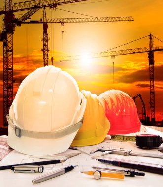 kask üzerinde tablo ve vinç inşaat site arka plan çalışan mühendis