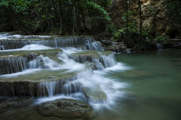 Mooie huay meakamin water valt in diepe woud kanchababuri — Stockfoto