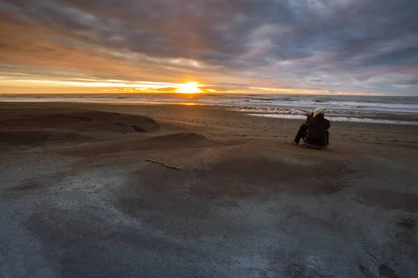 Fotoğrafçılar Güney Hokitika plaj üzerinde bir güneş seti fotoğraf çekmek — Stok fotoğraf