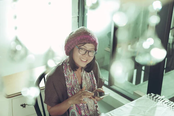 Asijské žena a chytrý telefon v ruce s usmívající se tváře štěstí — Stock fotografie