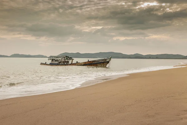 Laut selubung celaka di pantai pasir — Stok Foto