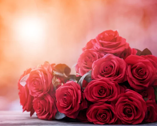 Gros plan magnifique bouguet de roses rouges avec backgrou lumière éclatante — Photo