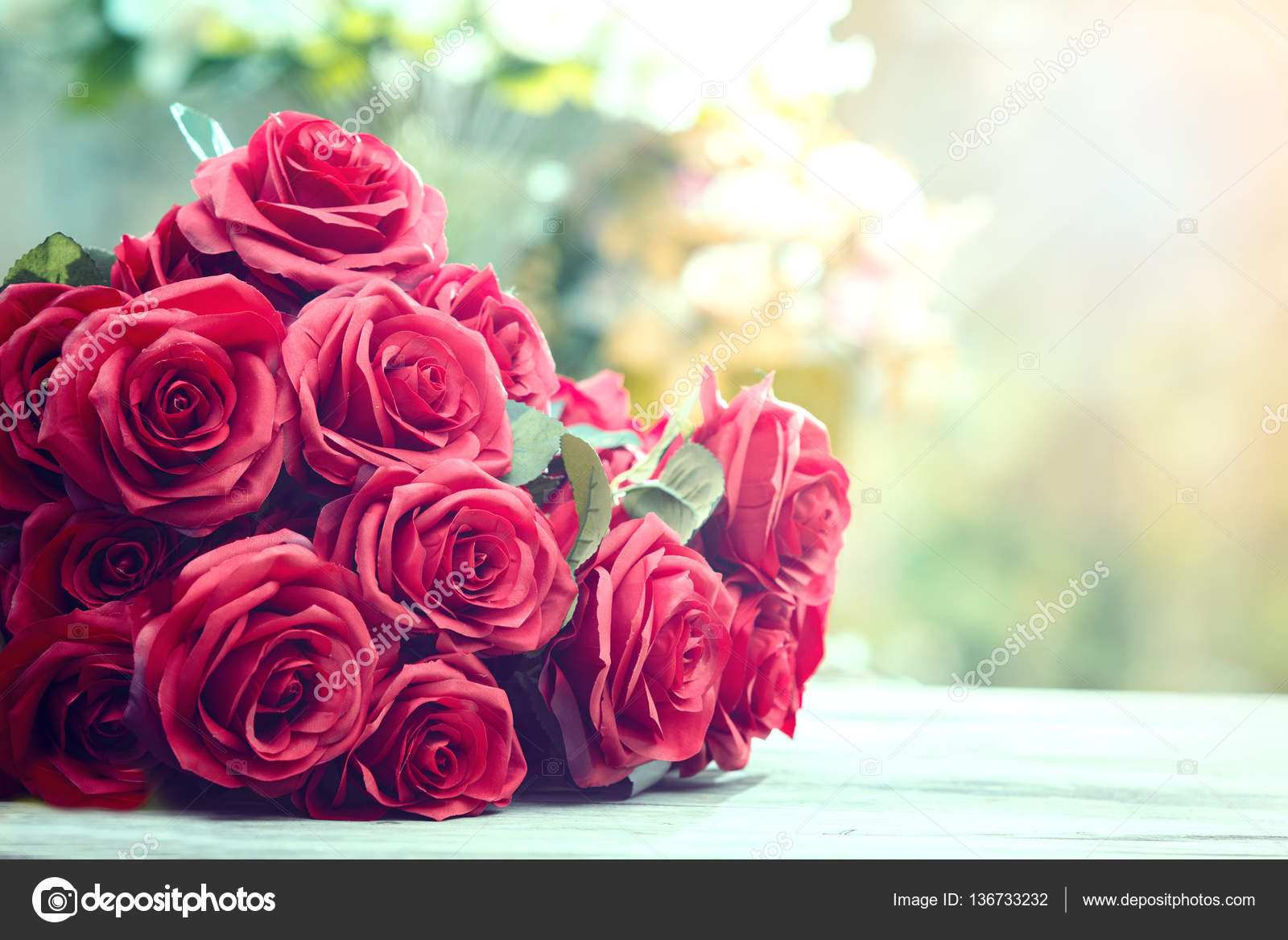 Nahaufnahme Schone Rote Rosen Strauss Mit Leuchtendem Licht Hintergrund Stockfoto C Khunaspix
