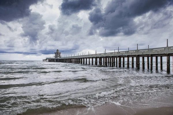 Ljus hus och storma himlen — Stockfoto