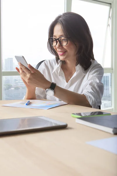 마피아에 대 한 메시지를 읽고 아시아 일 여자의 사무실 테이블 장면 — 스톡 사진