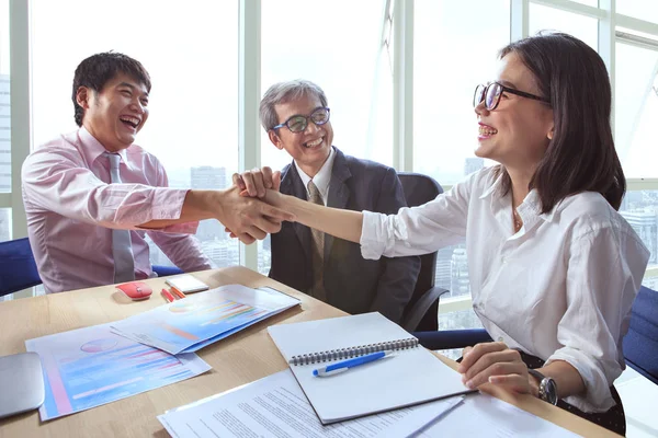 Equipo de negocios estrechando la mano y riendo felicidad para el éxito —  Fotos de Stock