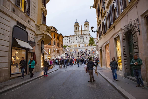 ROMA ITALIA - 8 DE NOVIEMBRE: gran número de turistas sentados en —  Fotos de Stock