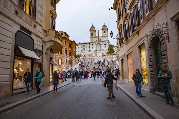 ROMA ITÁLIA - NOVEMBRO 8: grande número de turistas sentados em frente — Fotografia de Stock