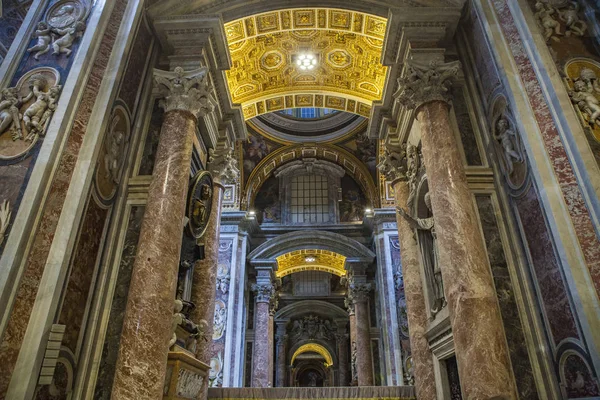 Vatikan İtalya - 8 Kasım: güzel iç st.peter bas