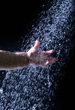 çocuklar el ulaşmak için taze ve saf su damlası siyah b karşı