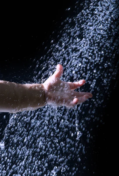 Mano dei bambini raggiungere la goccia d'acqua fresca e pura contro b nero — Foto Stock