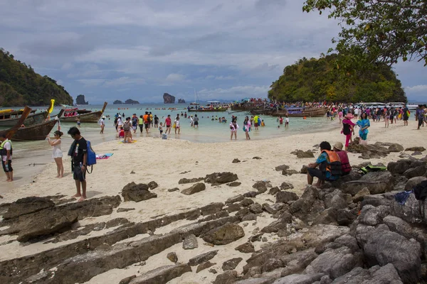 TAILANDIA DE KRABI: 16 DE ABRIL: gran número de turistas caminando en k — Foto de Stock