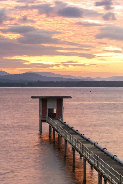 Solen stiger sky bangphra reservoar och waterwork station i ch — Stockfoto