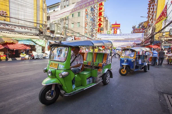 THAILAND BANGKOK - FEB 24: Carro TukTuk em trânsito em Yaowarat — Fotografia de Stock