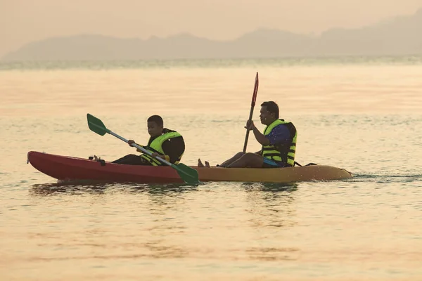 THAILANDIA RANONG - 20 MARZO: thai turista vela mare kayak agai — Foto Stock