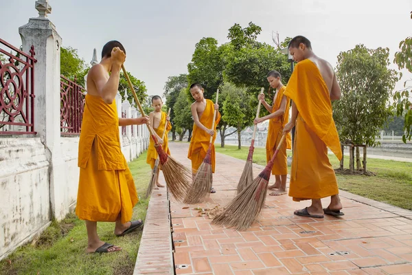 АЮТХАЯ ТАЙЛАНД: 28 МАРТА: Тайский маленький буддийский монах ежедневно c — стоковое фото