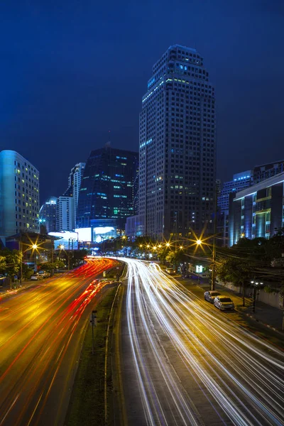 Estrada de tráfego de cena noturna em Bangkok Tailândia — Fotografia de Stock