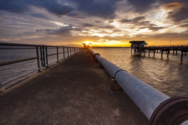 Sol cielo naciente en el embalse de bangphra y estación de obras de agua en ch — Foto de Stock