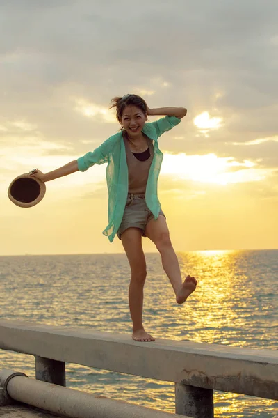 Asiatisk kvinna avkopplande sommarsemester vid havet stranden mot beauti — Stockfoto