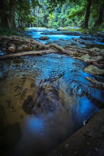 Langzeitbelichtung von Klong lan Wasserfällen Nationalpark — Stockfoto