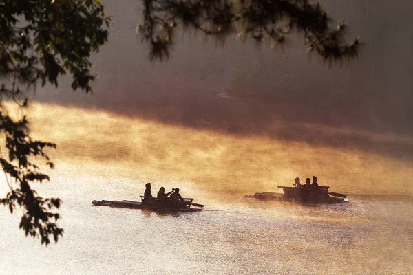 Silueta de bambú turístico rafting en pang ung en la niebla de la mañana — Foto de Stock