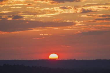 yüksek dağ güneş set gökyüzü güzel renkli gökyüzü ile