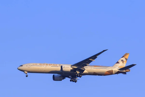 BANGKOK THAILAND - FEBUARY 11 : etihad airline plane arriving an — Stock Photo, Image