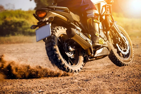 Homem extrema equitação turismo enduro motocicleta no campo de sujeira — Fotografia de Stock