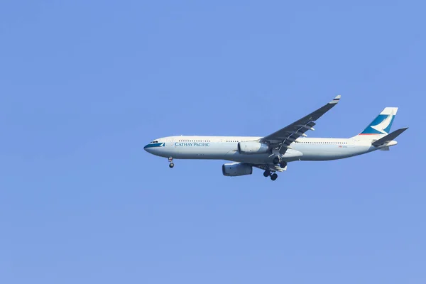 BANGKOK TAILANDIA - 11 DE FEBRERO: avión de la aerolínea Cathay Pacific — Foto de Stock