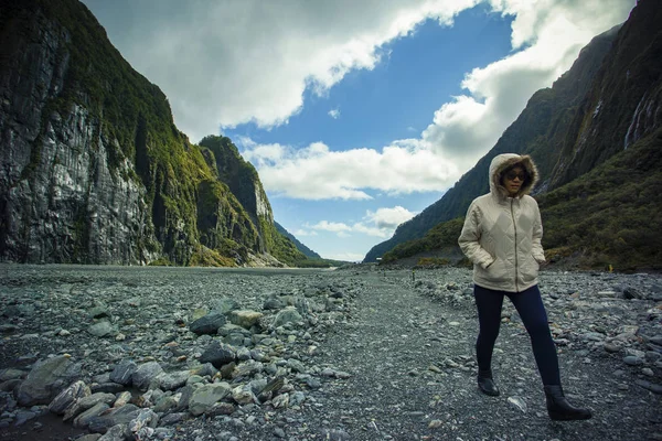Resor kvinna trekking i franz josef glacier populäraste tou — Stockfoto