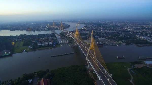 Letecký pohled na bhumibol most přejezd chaopraya řeky v bangk — Stock fotografie